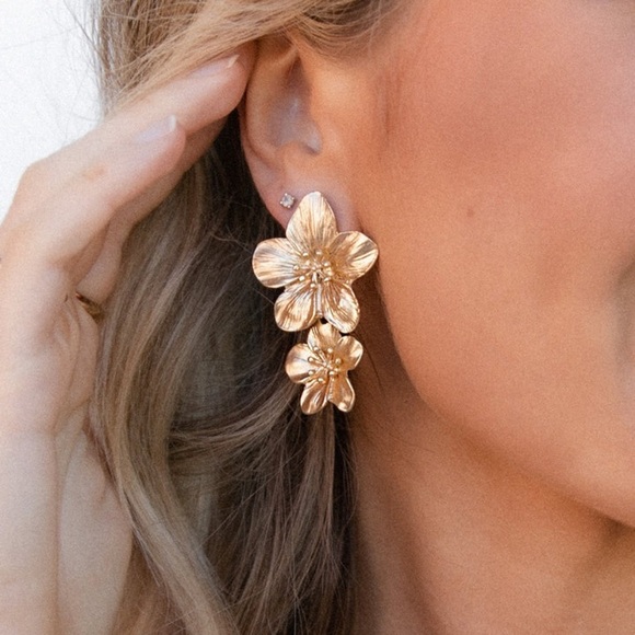 NWT Petal + Pup ‘Alexa Flower Earrings’ in Gold - Picture 5 of 10
